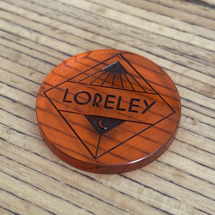 Lasercutting und Gravuren inkl. Colorierung. Beispiele: Pfandmarken und Schlüsselanhänger.
