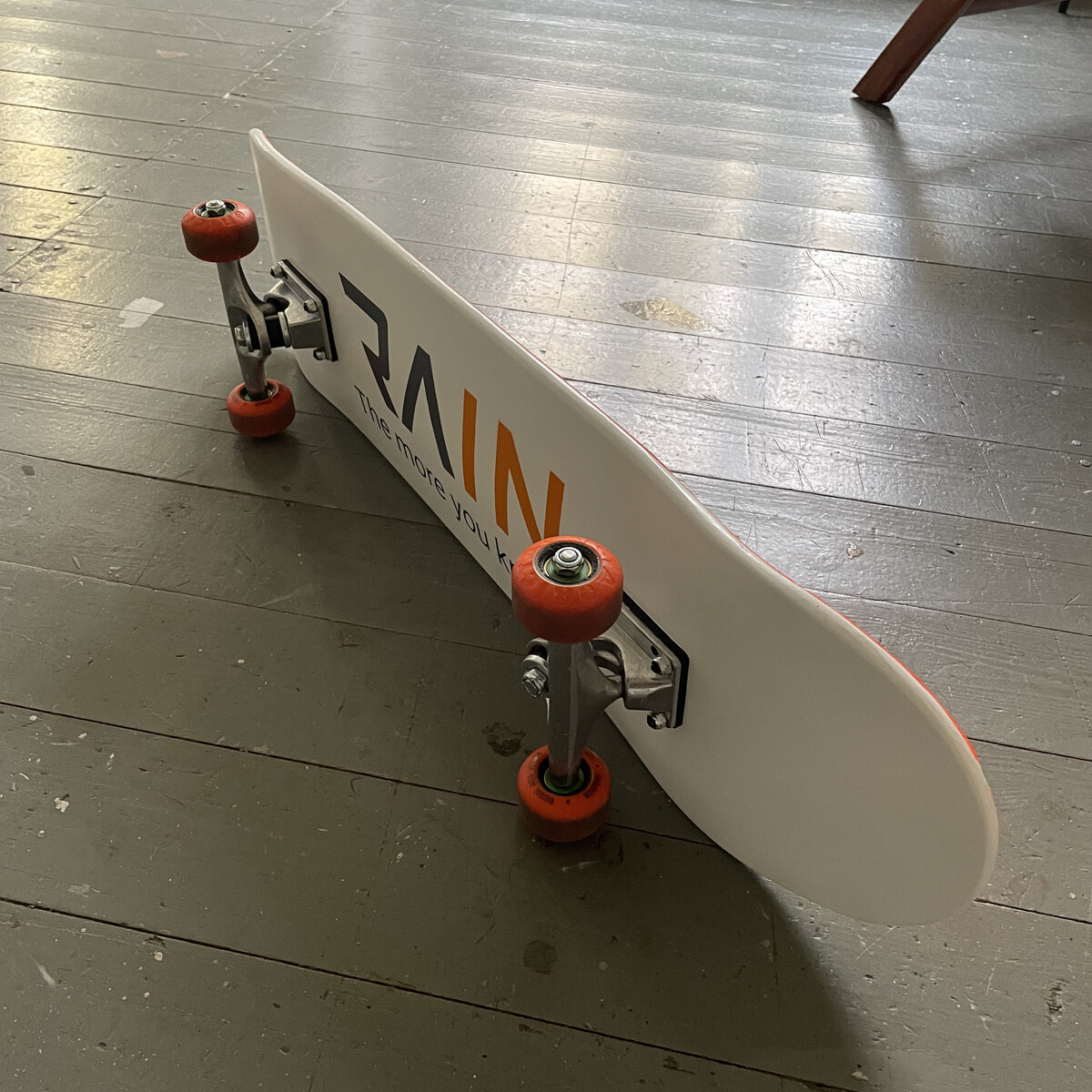 Branding eines Skateboards für eine Präsentation.