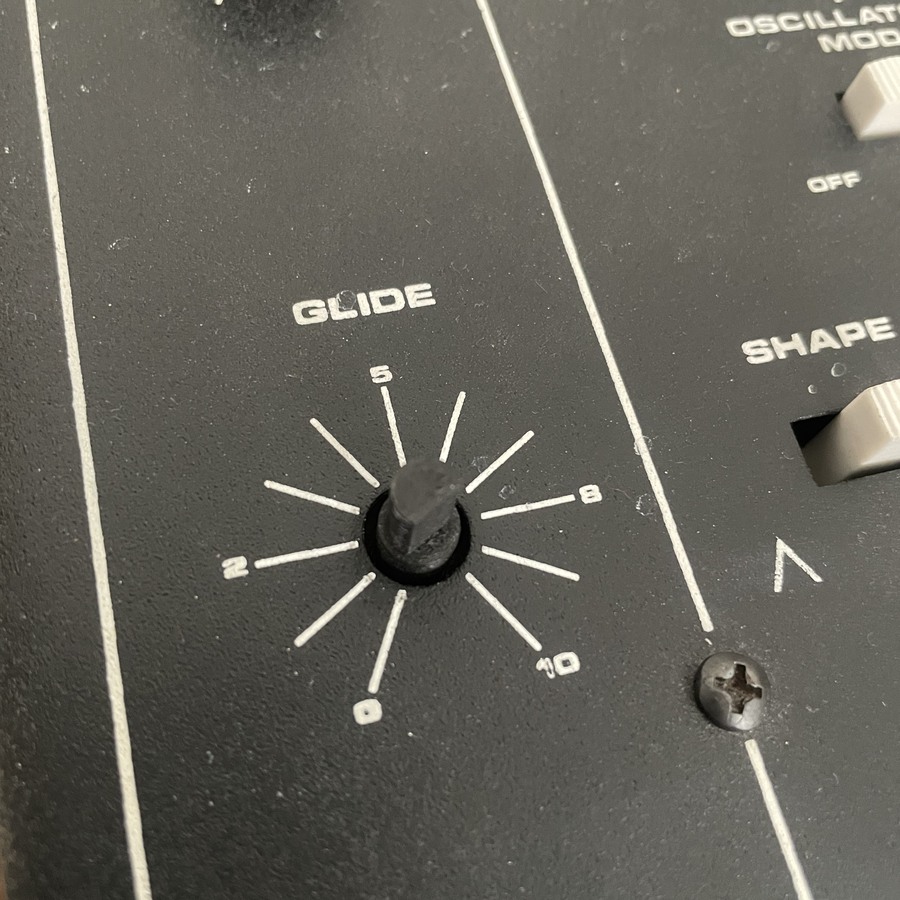 Restaurierung eines alten Moog Prodigy Synthesizers.