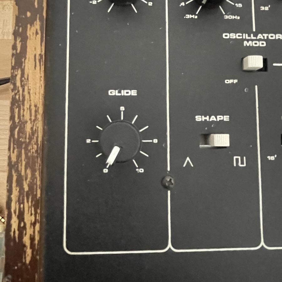 Restaurierung eines alten Moog Prodigy Synthesizers.