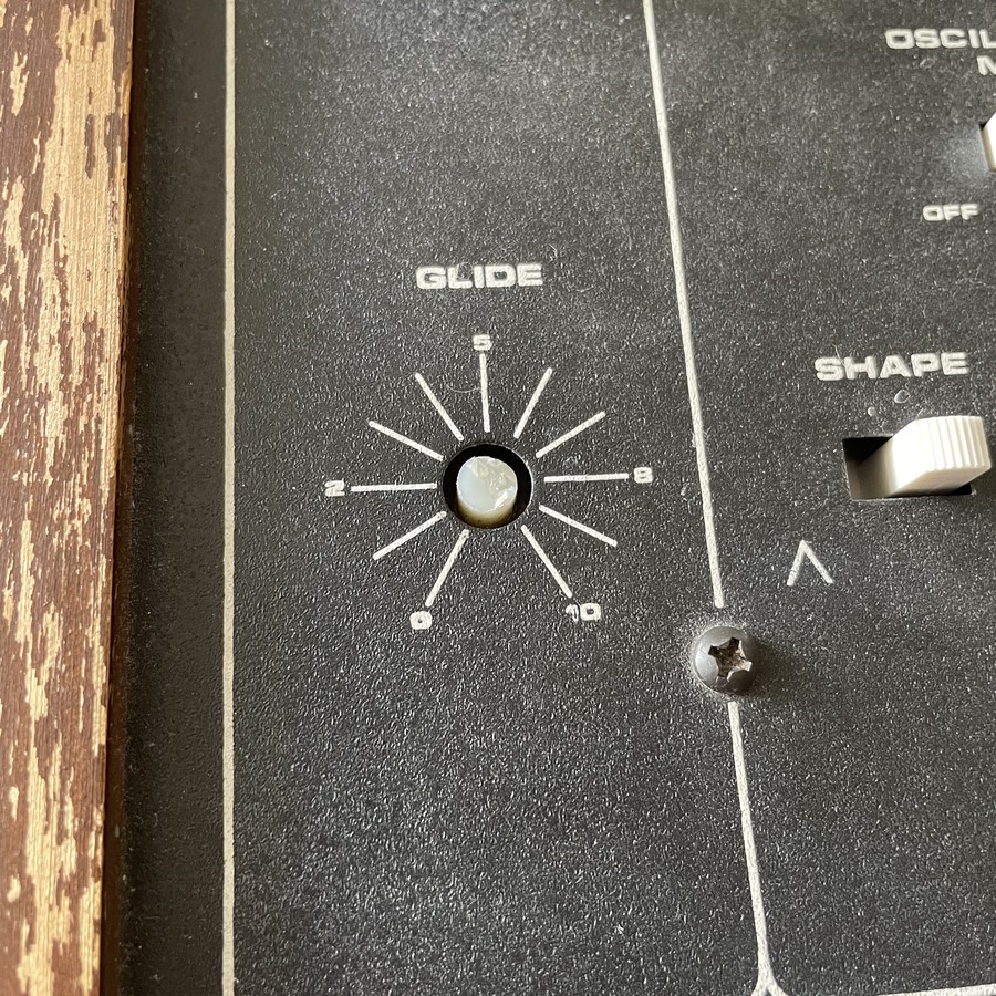 Restaurierung eines alten Moog Prodigy Synthesizers.